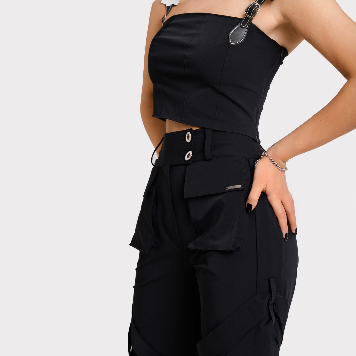 Pantaloni cargo cu barete si talie inalta - negri