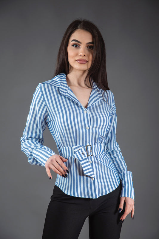 Cămașă cu dungi și curea reglabilă cu cataramă argintie – alb cu albastru închis