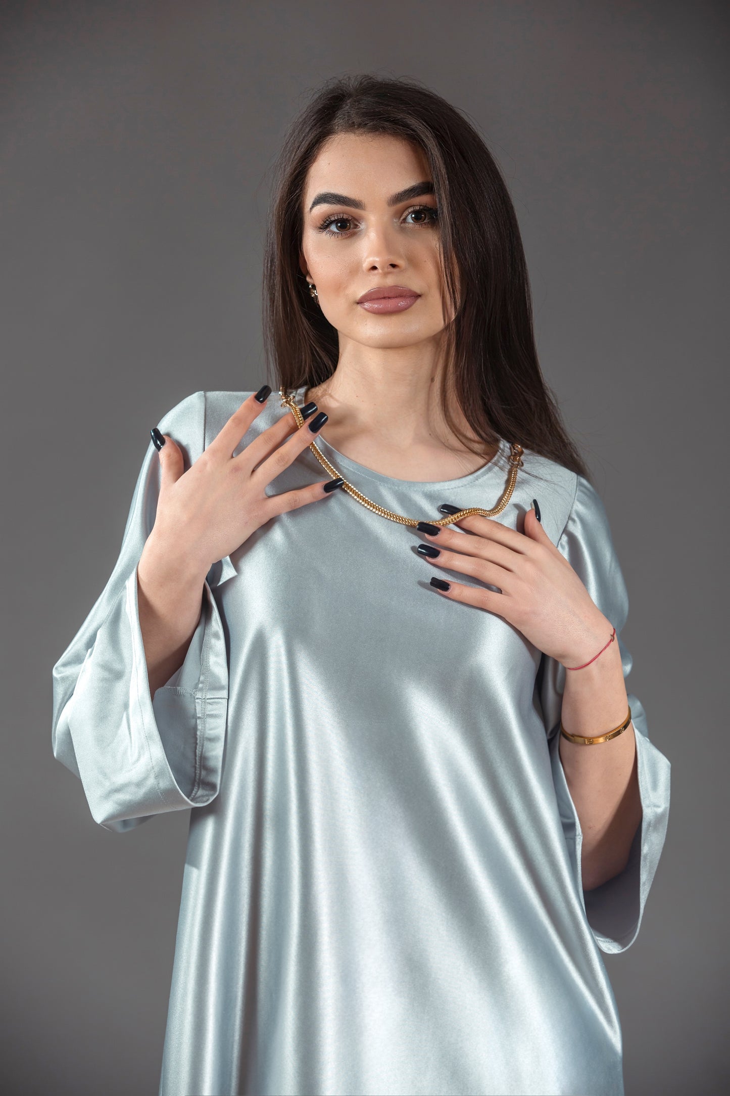 Rochie din satin cu lanț decorativ auriu la gât și mâneci lungi – gri