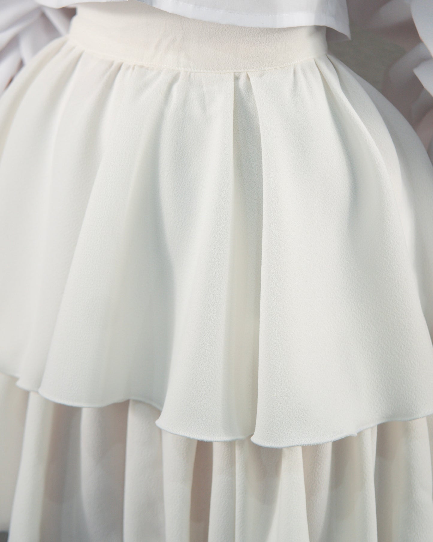 Compleu din 2 piese, cămașă perle cu guler și fusta cu talie înaltă - alb