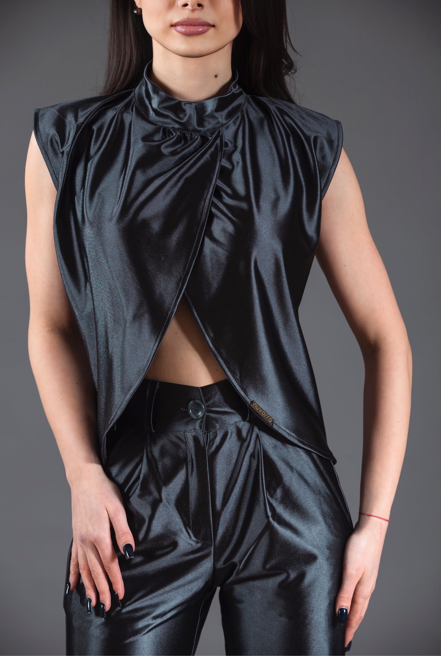 Compleu din satin cu maieu decupat și pantaloni lungi – gri