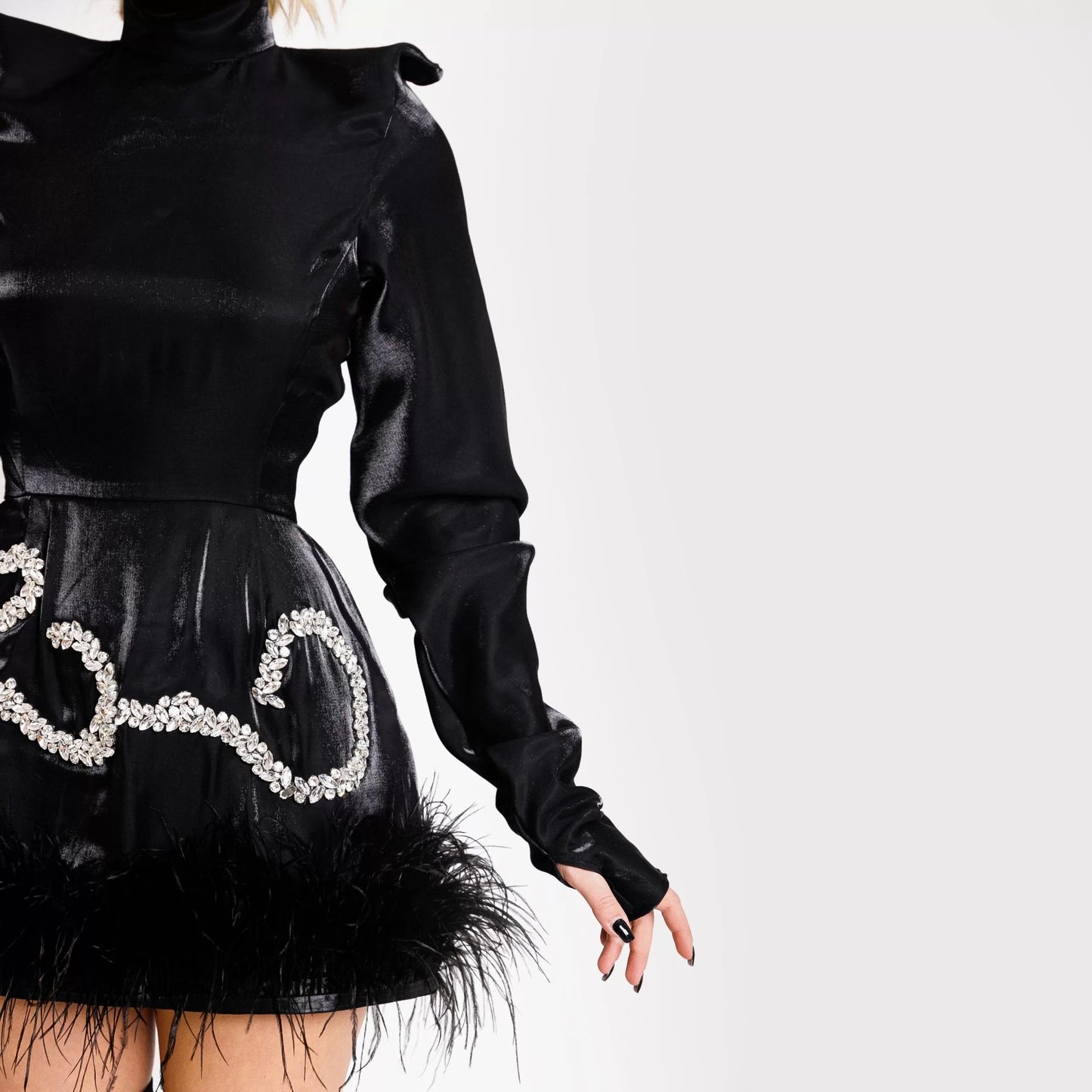 Rochie scurta cu pene și strasuri – neagra
