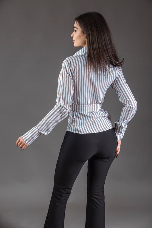 Cămașă cu dungi și curea reglabilă cu cataramă argintie – alb cu maro