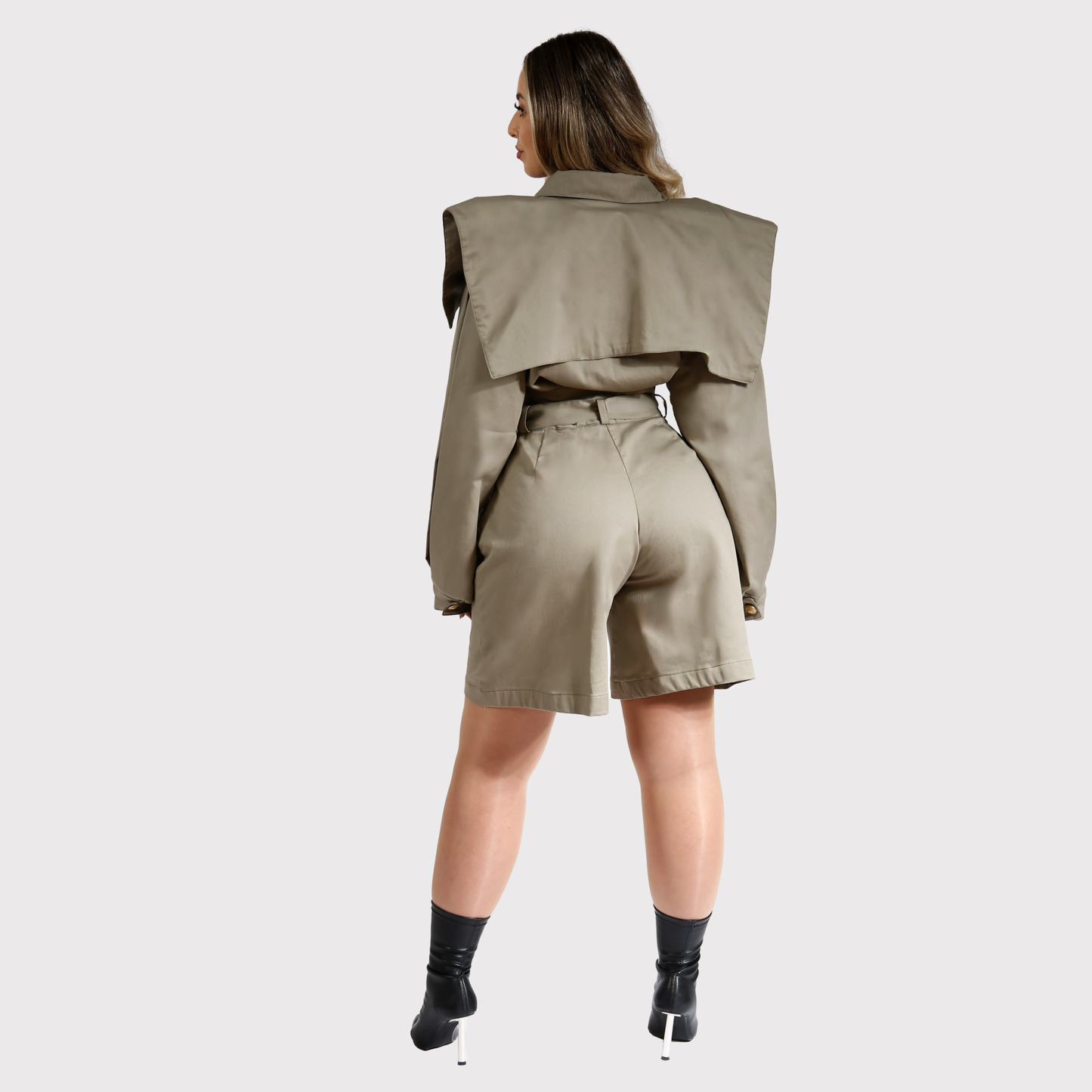 Compleu din 2 piese, sacou ajustabil cu pelerină si pantaloni scurti -verde