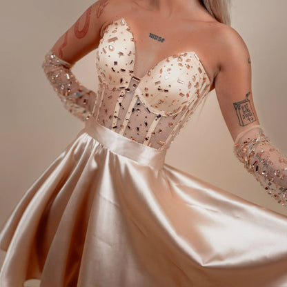 Rochie din 3 piese: corset cu diamante, mănuși si fusta scurta – crem