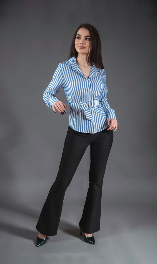 Cămașă cu dungi și curea reglabilă cu cataramă argintie – alb cu albastru închis