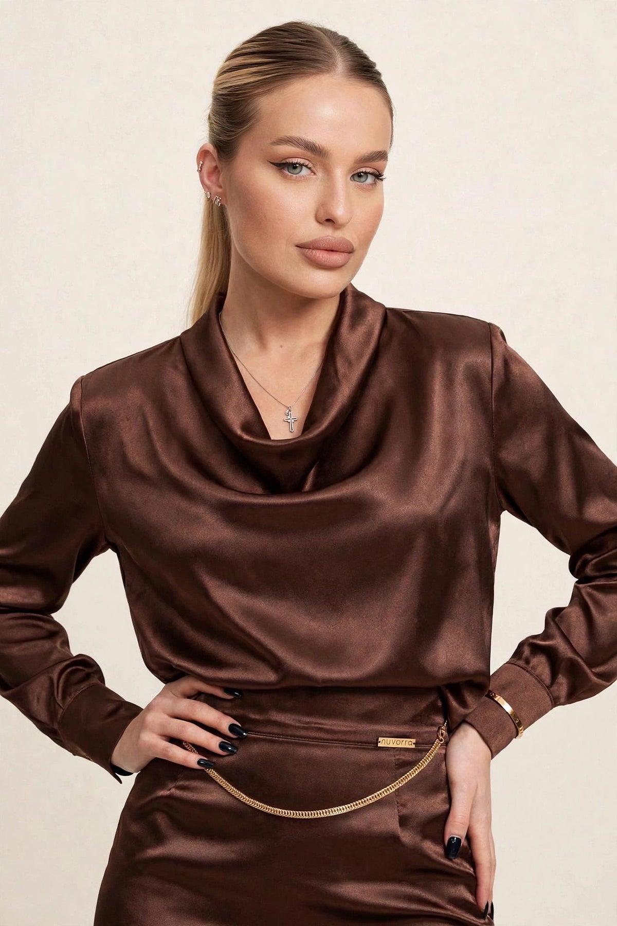 Compleu din satin cu bluză lungă și fustă cu accesoriu auriu – maro