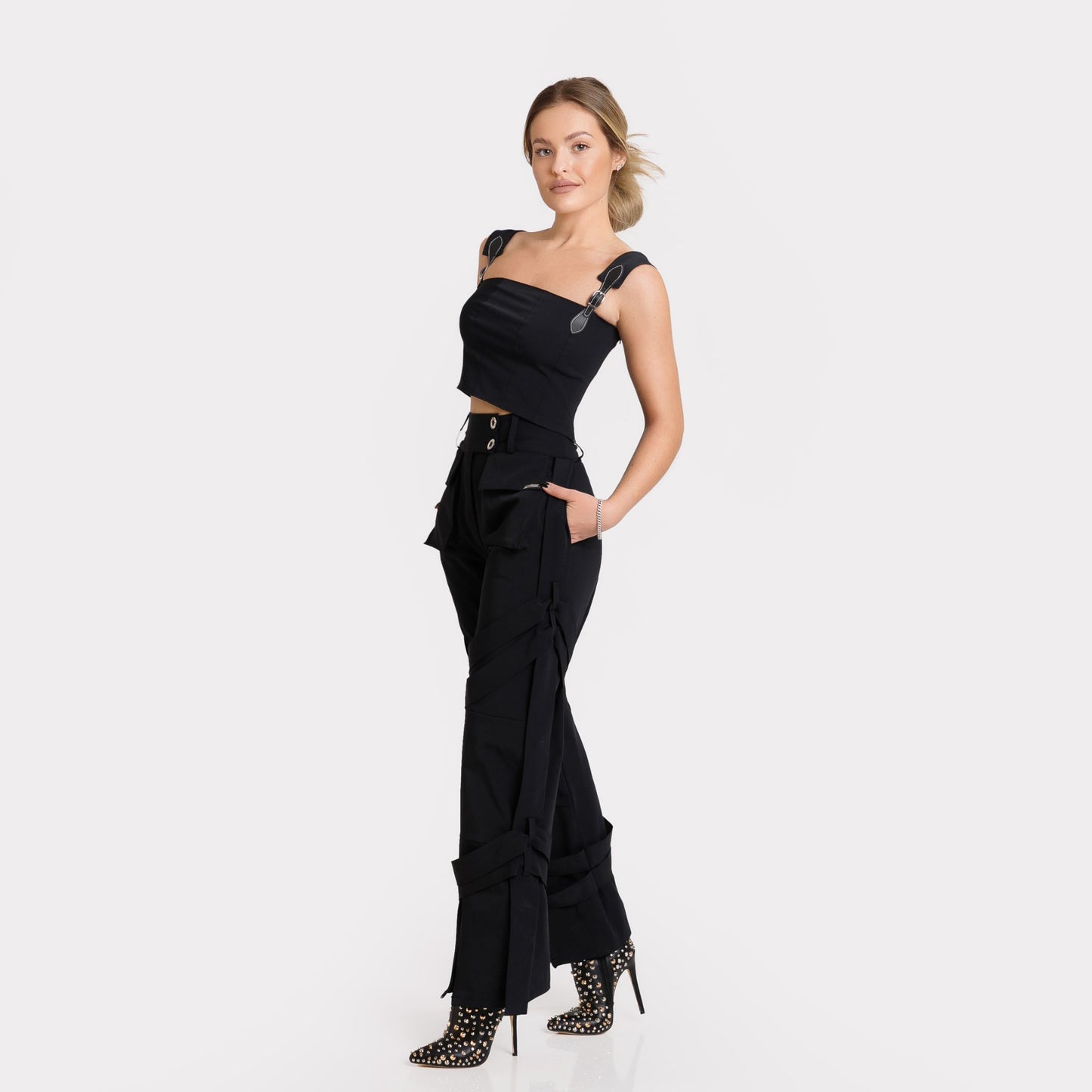 Pantaloni cargo cu barete si talie inalta - negri