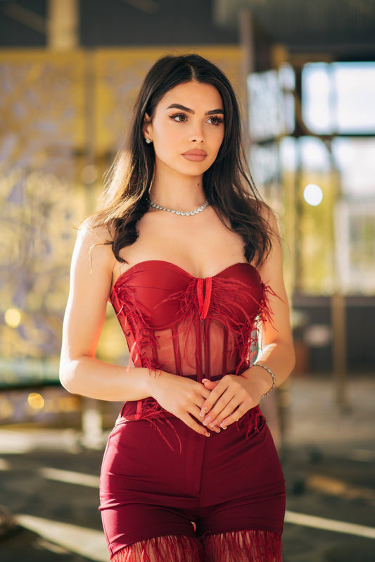 Compleu din 2 piese: corset cu pene și pantaloni scurți – roșu