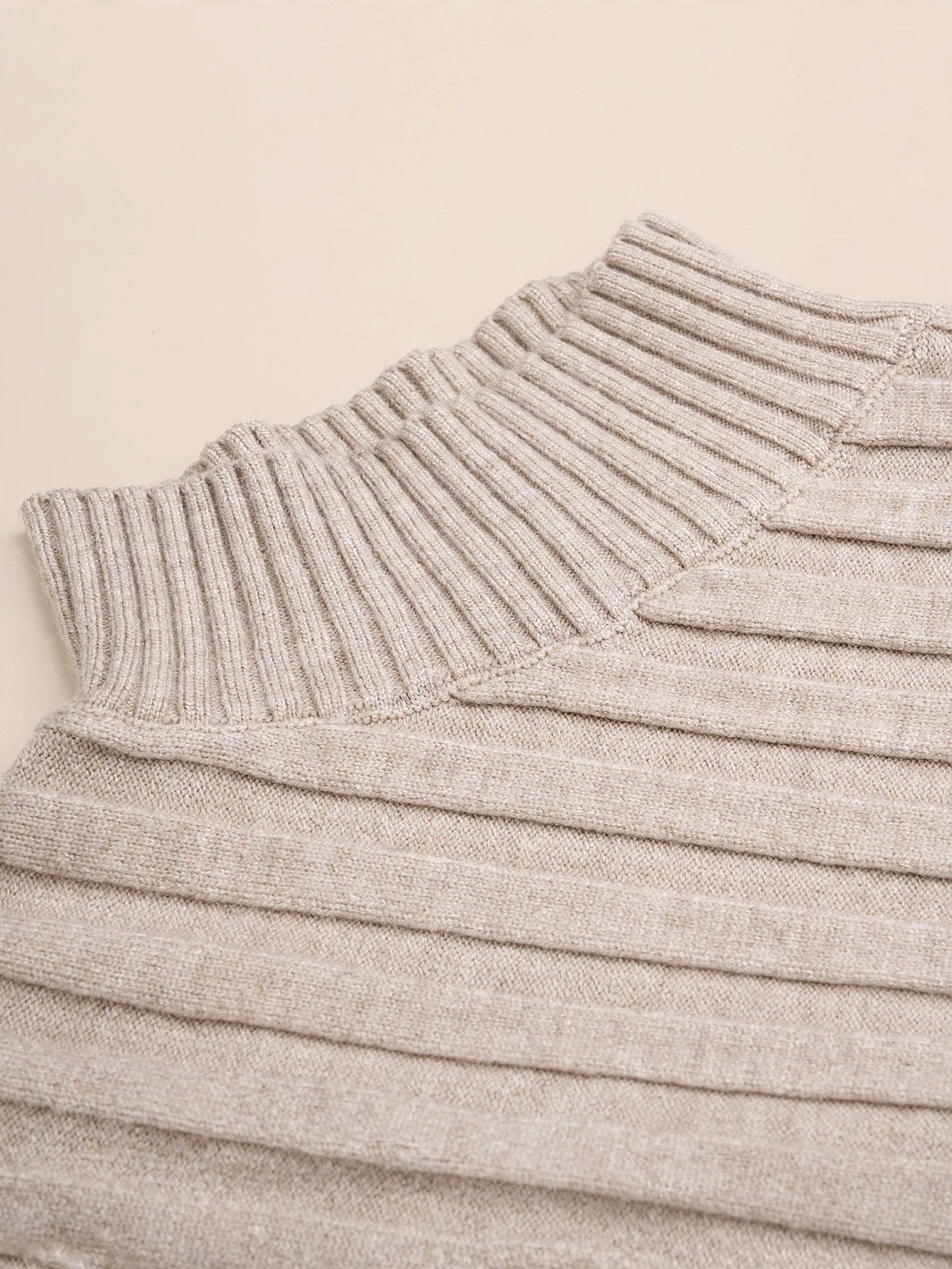 Compleu din 2 piese, bluză tricotată asimetrică cu guler înalt și pantaloni wide-leg cu talie înaltă - crem