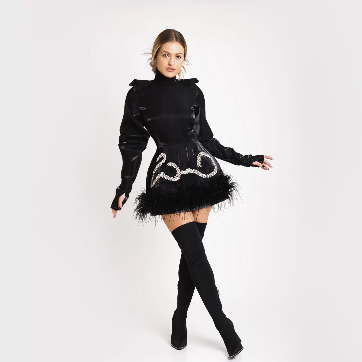 Rochie scurta cu pene și strasuri – neagra