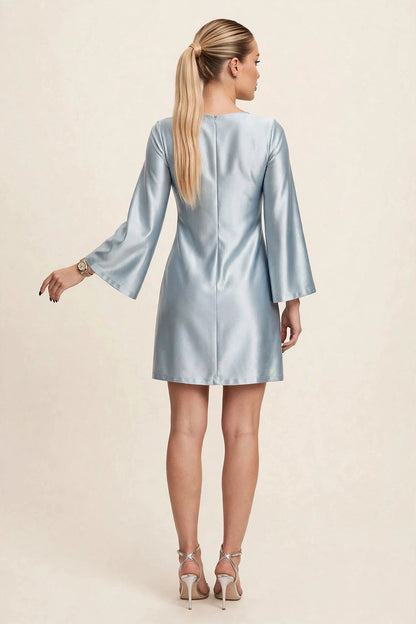 Rochie din satin cu lanț decorativ auriu la gât și mâneci lungi – gri