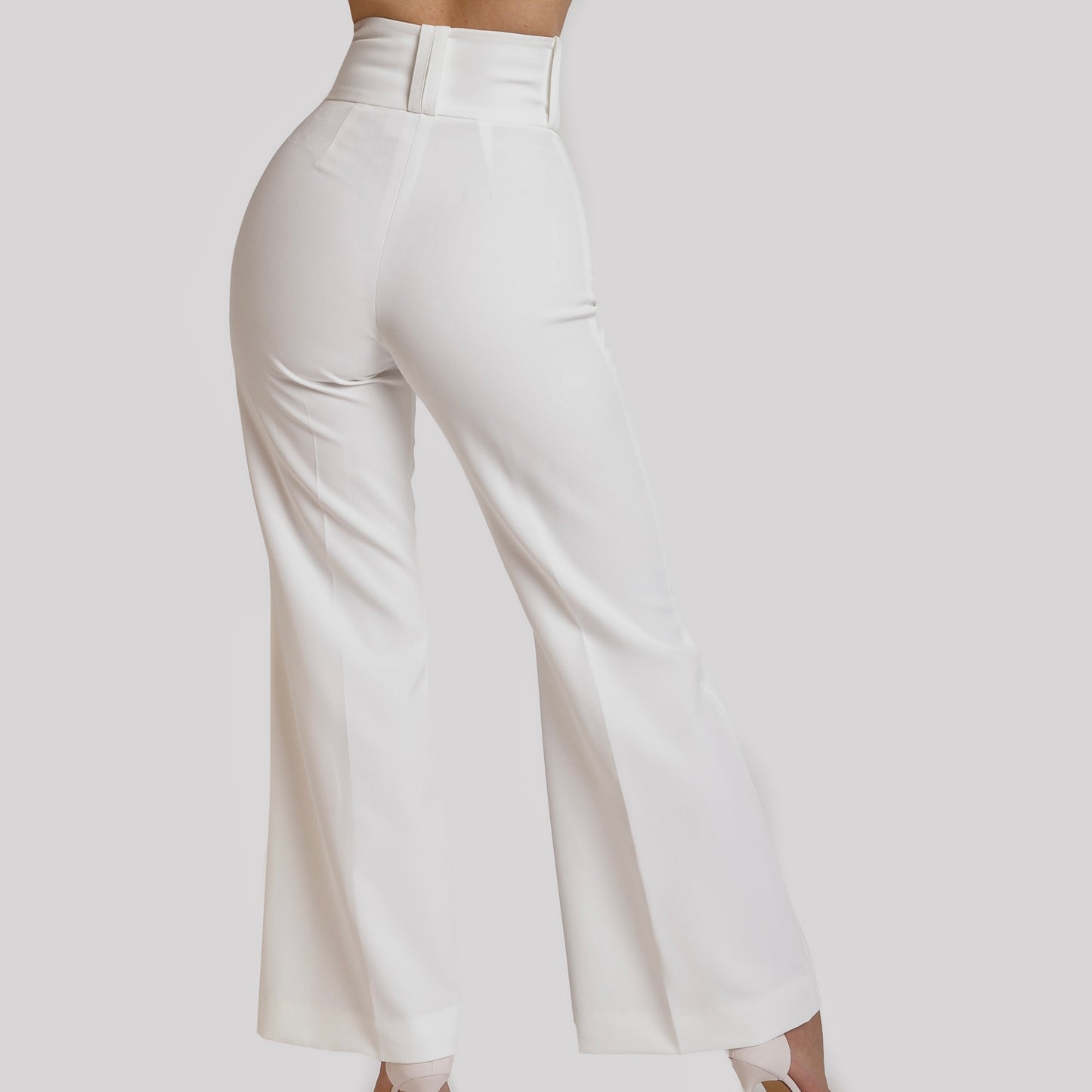 Pantaloni evazati cu talie inalta - albi