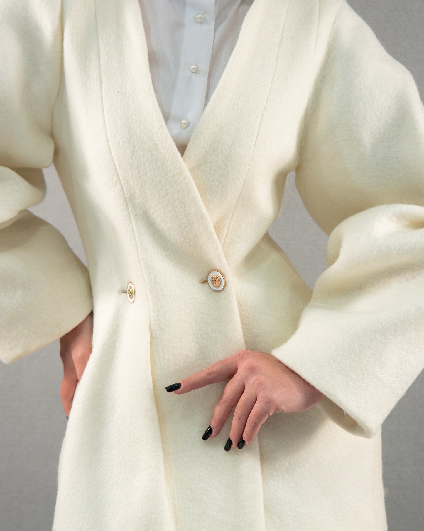 Palton din lână cu pliuri - alb