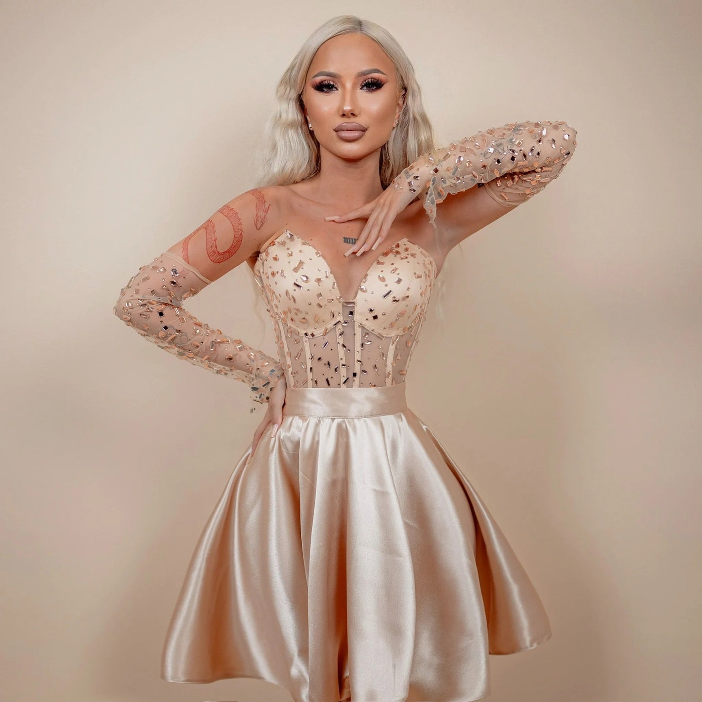 Rochie din 3 piese: corset cu diamante, mănuși si fusta scurta – crem