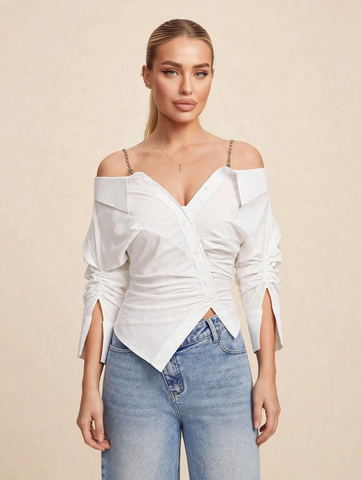 Cămașă albă off-shoulder cu bretele lanț și croială asimetrică drapată - alb