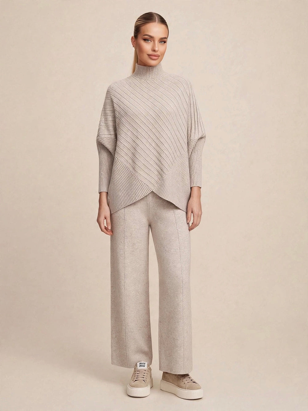 Compleu din 2 piese, bluză tricotată asimetrică cu guler înalt și pantaloni wide-leg cu talie înaltă - crem