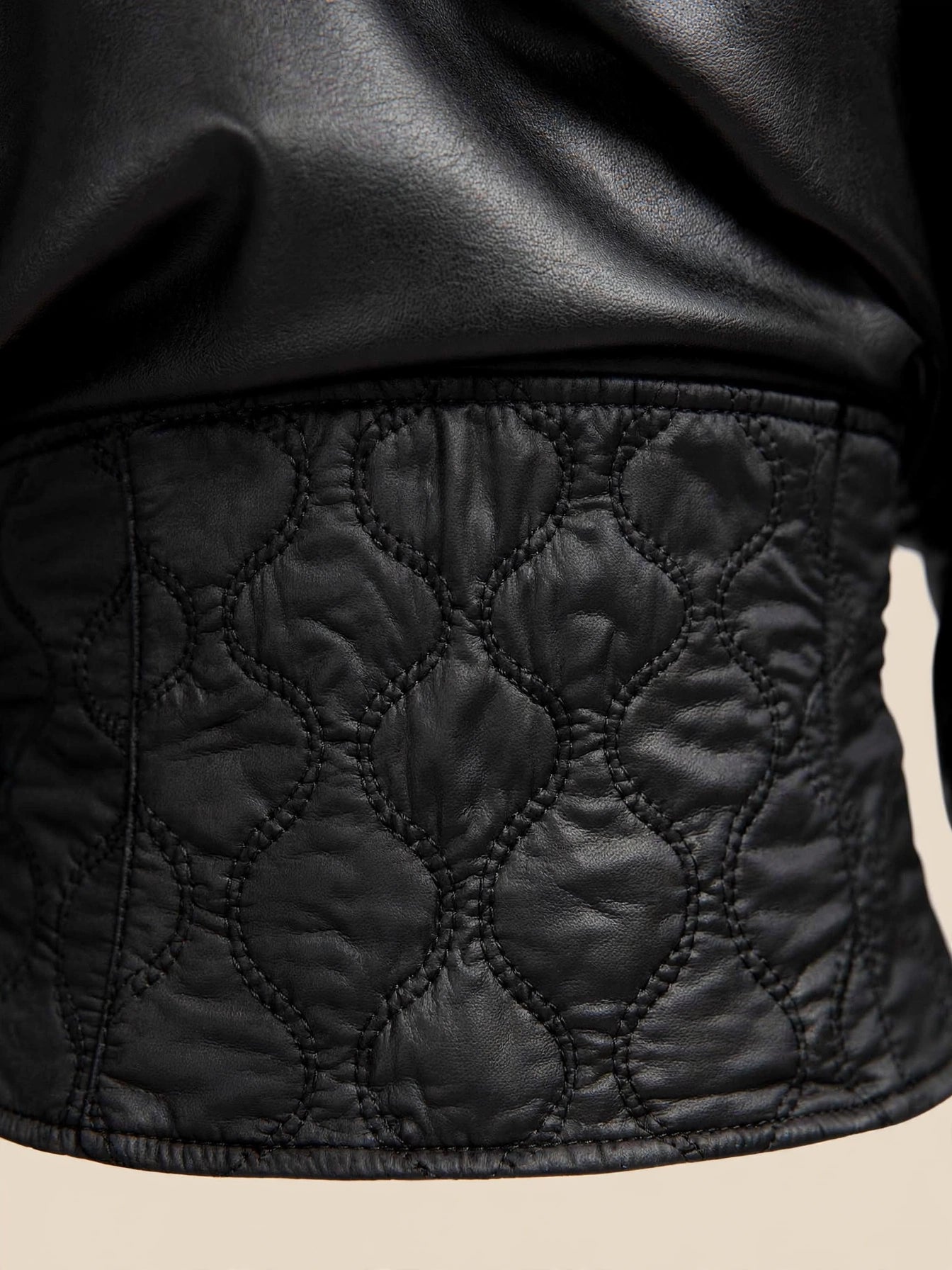 Bluză cu umerii goi, mânecă lungă cu catarame reglabile și corset matlasat - negru
