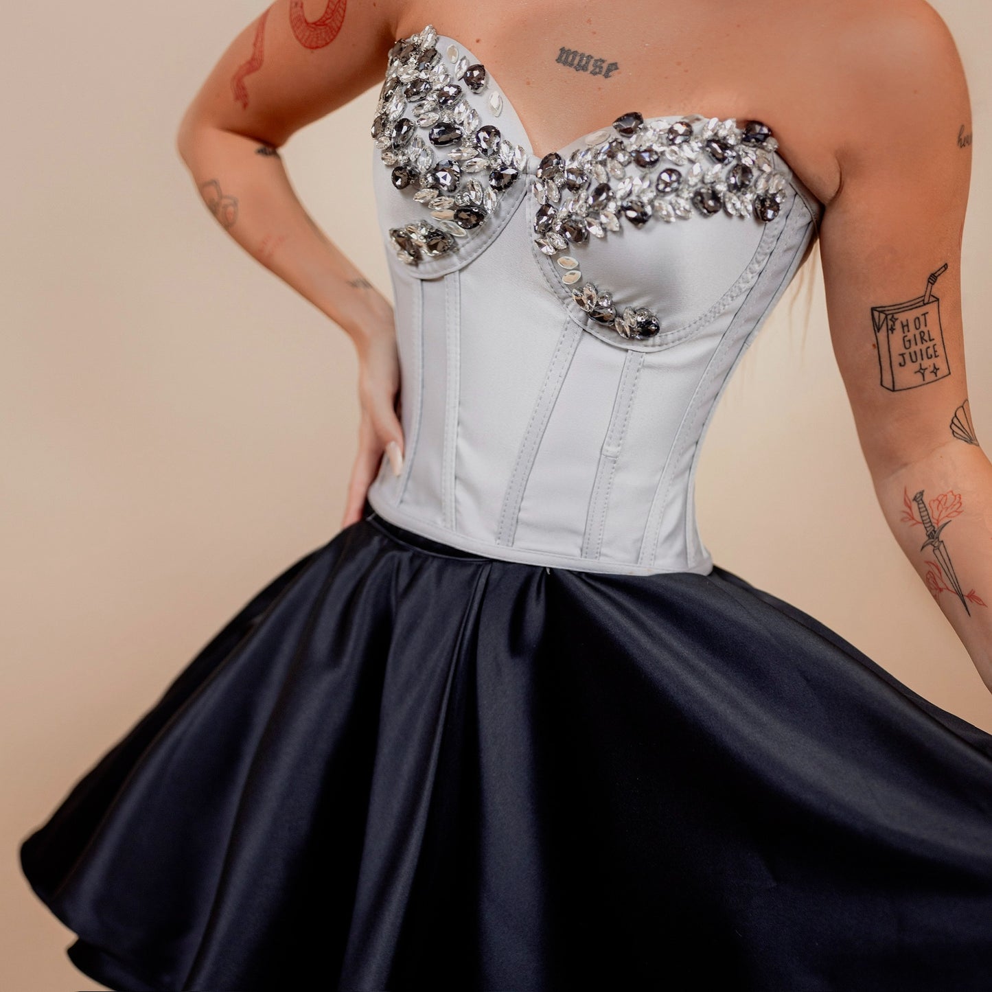Rochie din 2 piese: corset cu diamante si fusta scurta - gri cu negru