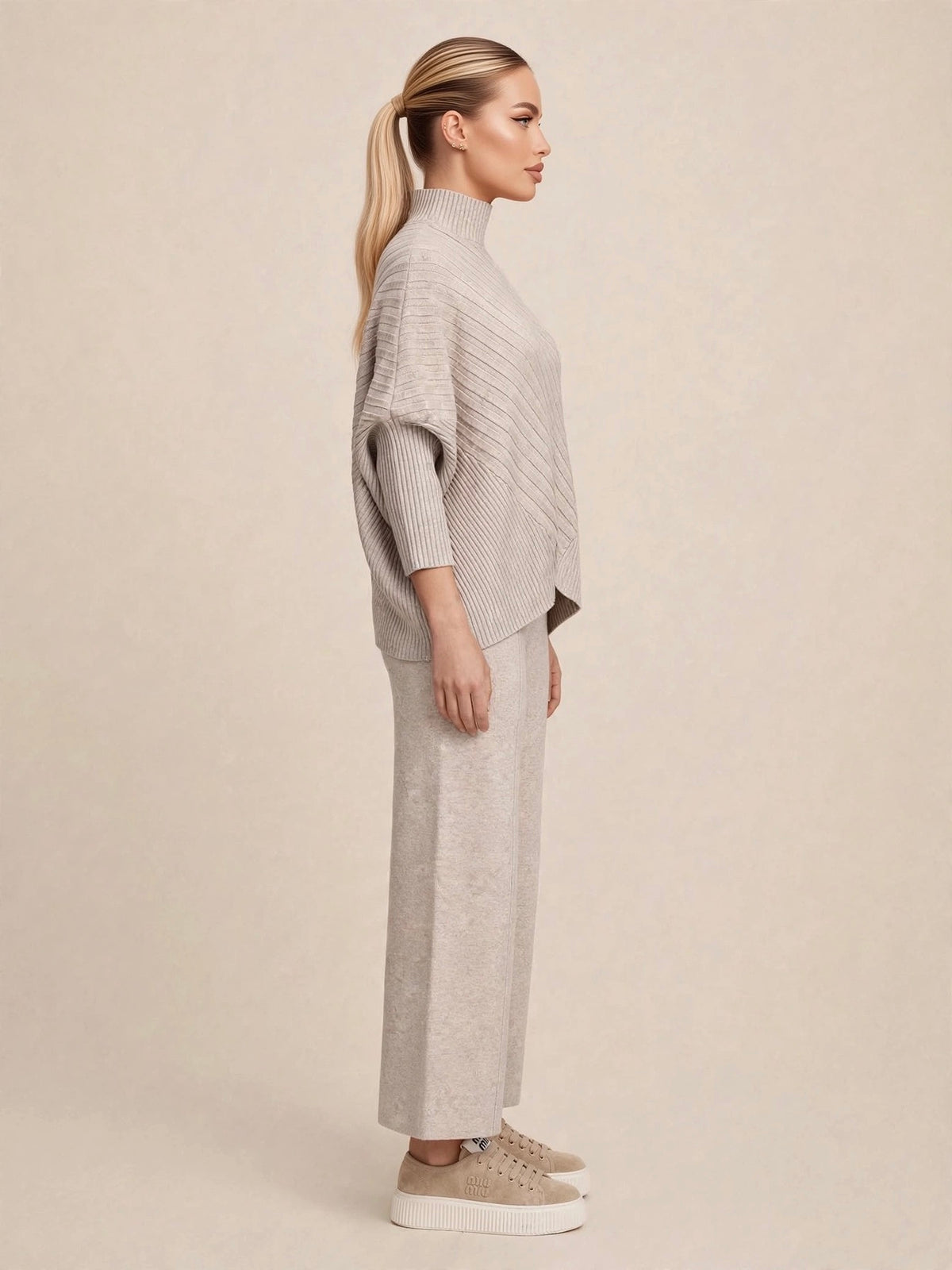 Compleu din 2 piese, bluză tricotată asimetrică cu guler înalt și pantaloni wide-leg cu talie înaltă - crem