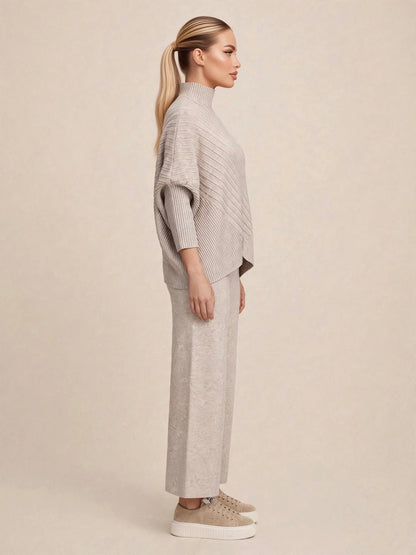 Compleu din 2 piese, bluză tricotată asimetrică cu guler înalt și pantaloni wide-leg cu talie înaltă - crem