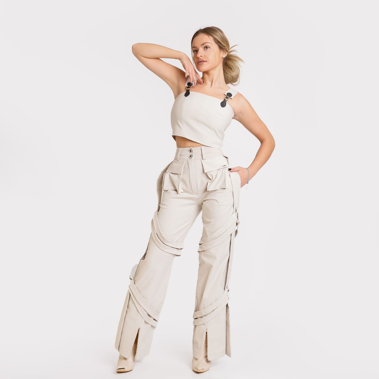 Pantaloni cargo cu barete si talie inalta – crem