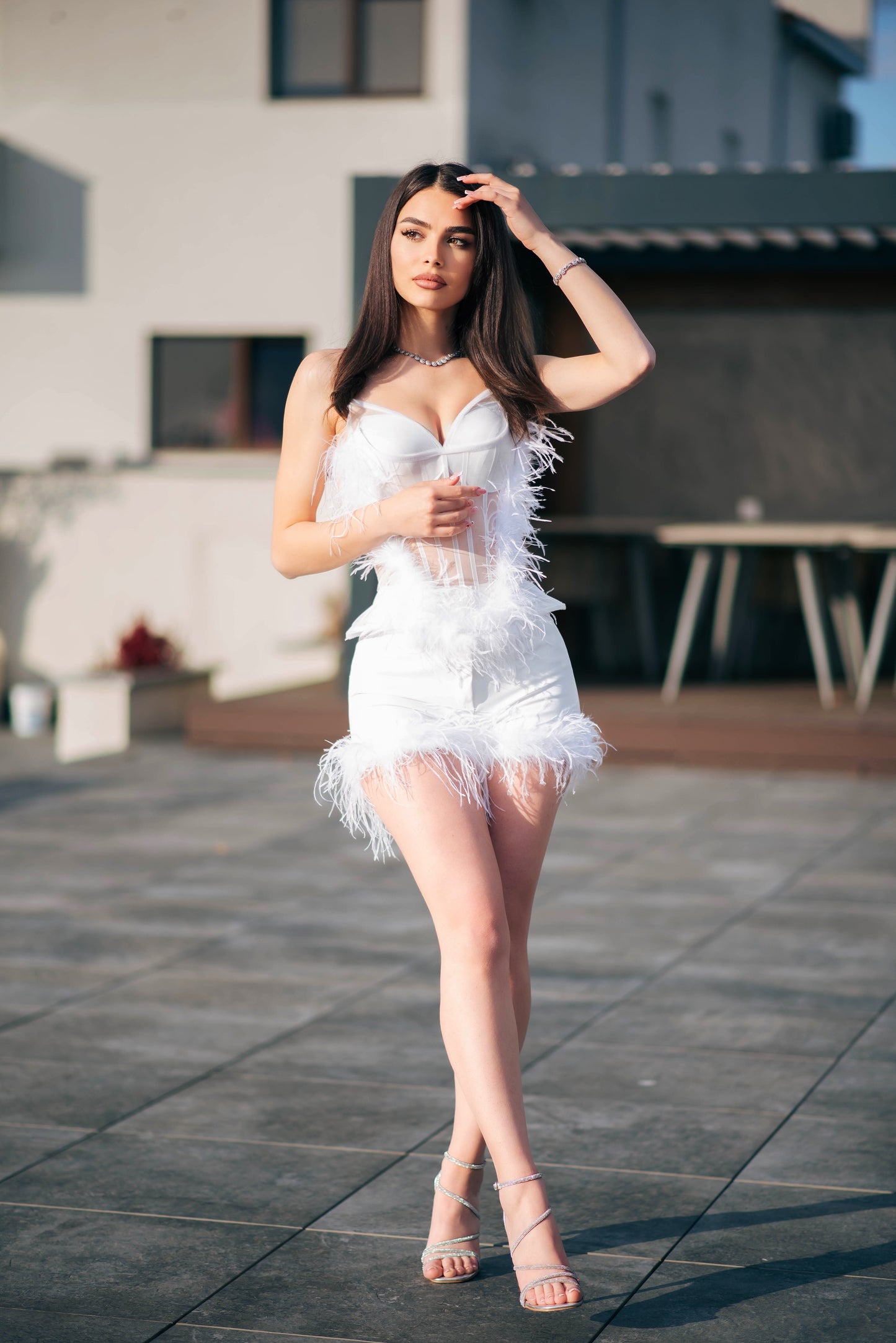 Compleu din 2 piese: corset cu pene și pantaloni scurți – alb