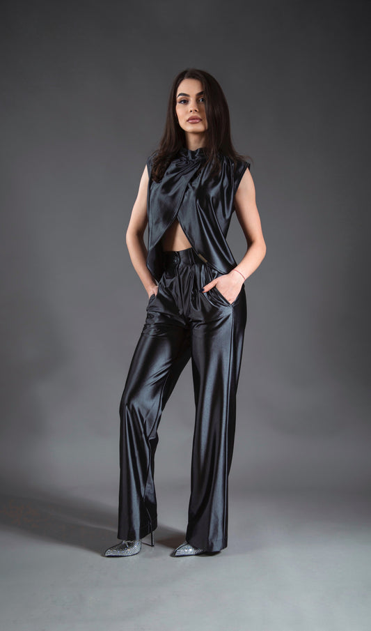 Compleu din satin cu maieu decupat și pantaloni lungi – gri