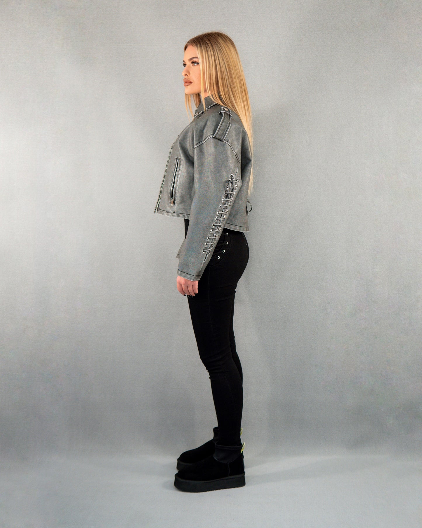 Compleu din 2 piese, geacă scurtă din piele cu împletituri și pantalon talie înaltă - gri/negru