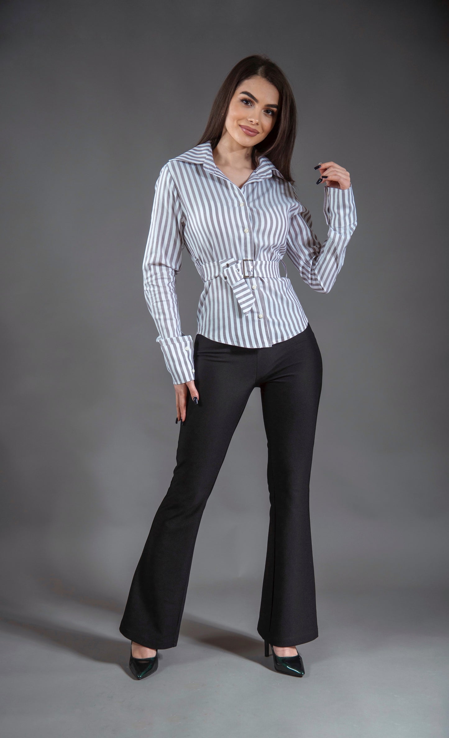 Cămașă cu dungi și curea reglabilă cu cataramă argintie – alb cu maro