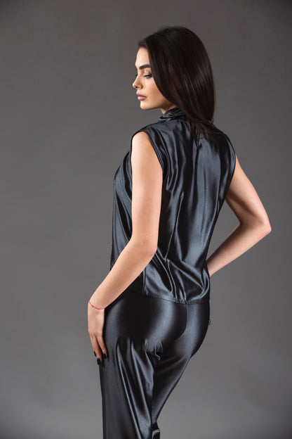 Compleu din satin cu maieu decupat și pantaloni lungi – gri