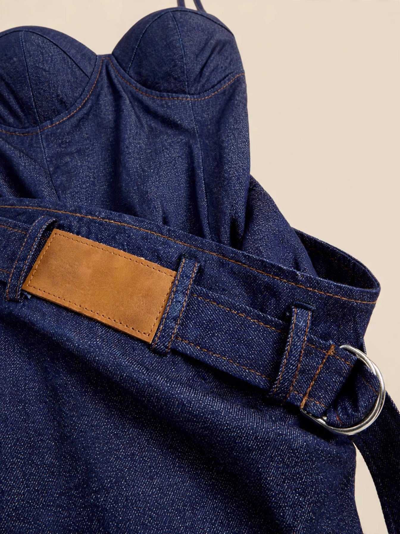 Rochie midi denim cu cupe și centură asimetrică - albastru închis