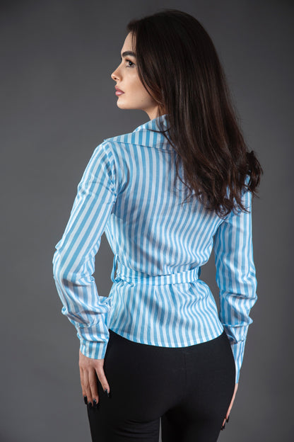 Cămașă cu dungi și curea reglabilă cu cataramă argintie – alb cu albastru deschis