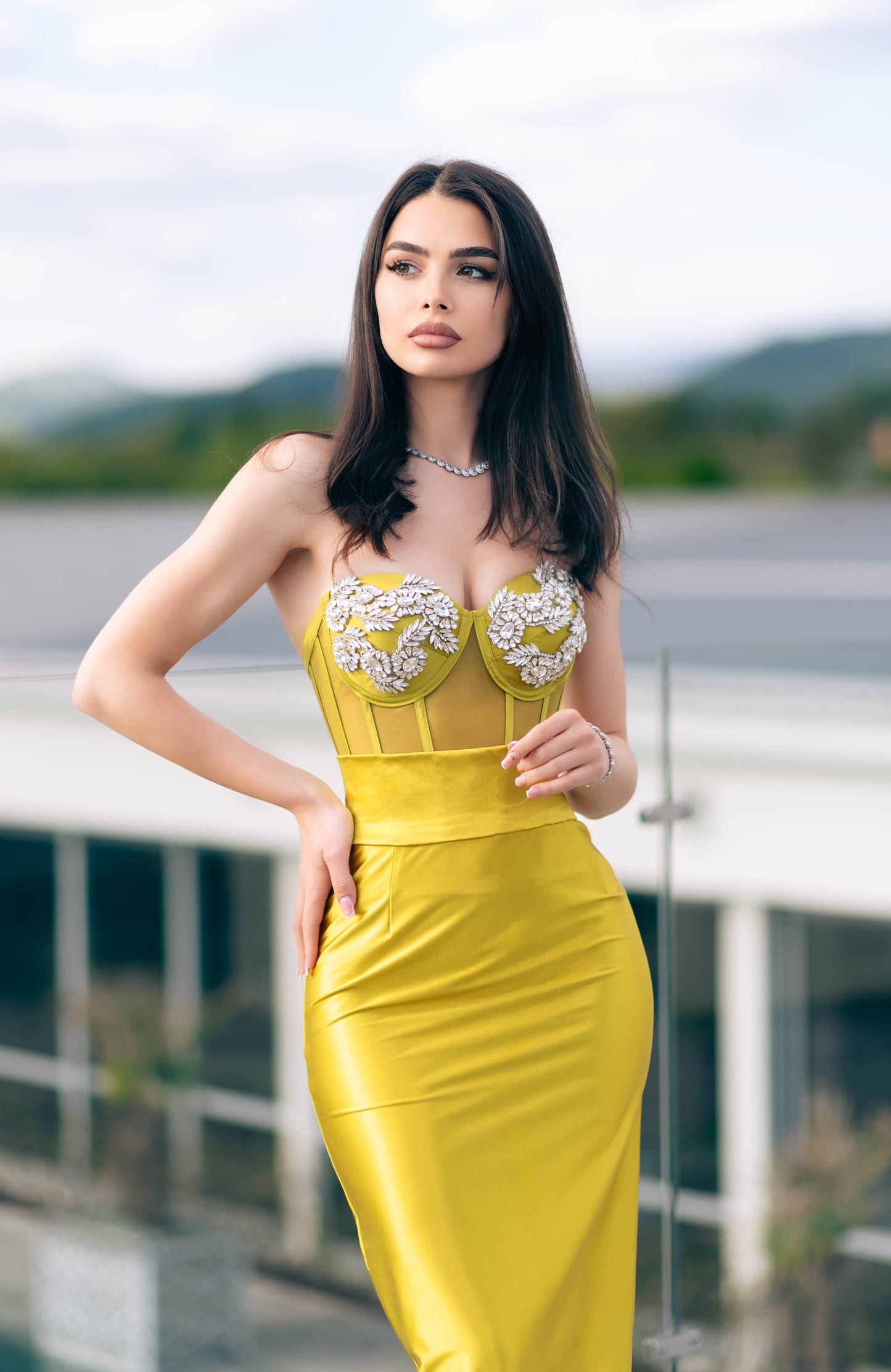 Compleu / rochie din 2 piese: corset cu pietre și fustă lungă – lime