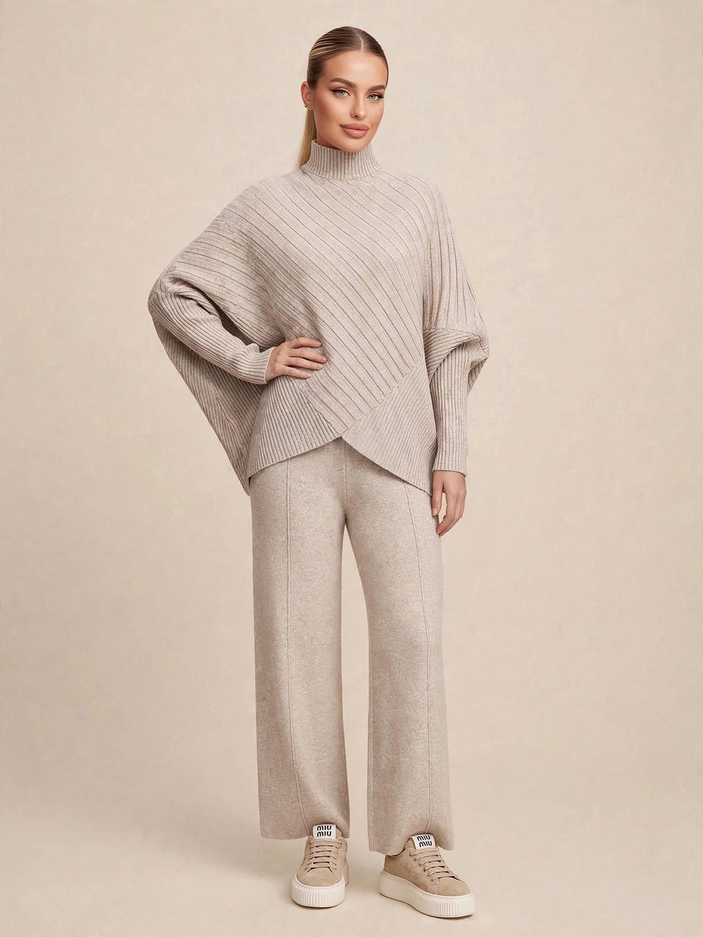Compleu din 2 piese, bluză tricotată asimetrică cu guler înalt și pantaloni wide-leg cu talie înaltă - crem