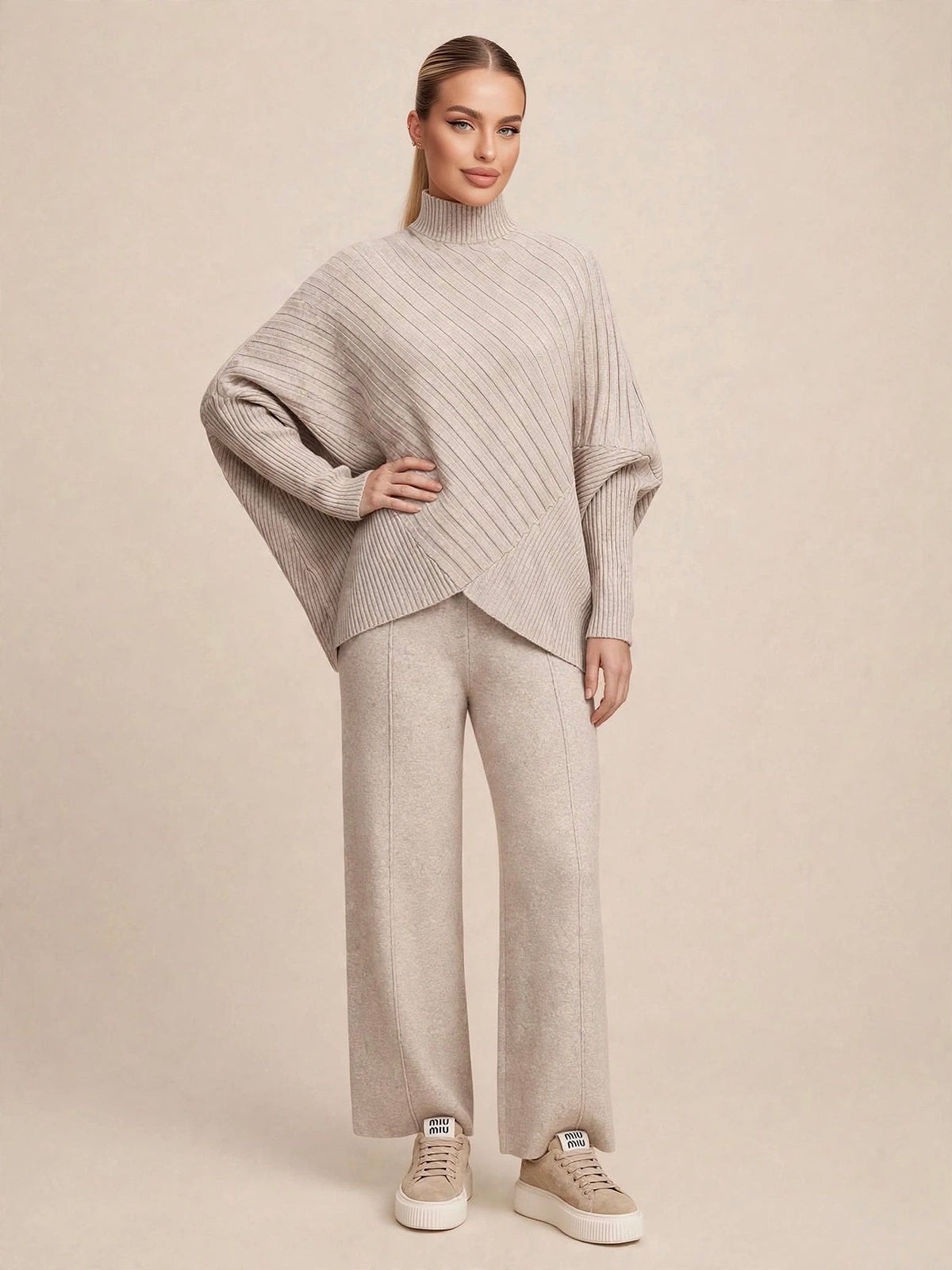 Compleu din 2 piese, bluză tricotată asimetrică cu guler înalt și pantaloni wide-leg cu talie înaltă - crem