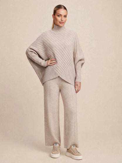 Compleu din 2 piese, bluză tricotată asimetrică cu guler înalt și pantaloni wide-leg cu talie înaltă - crem