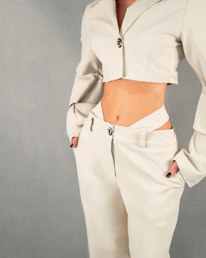 Compleu cu decupaje din 2 piese, geacă și pantalon - crem