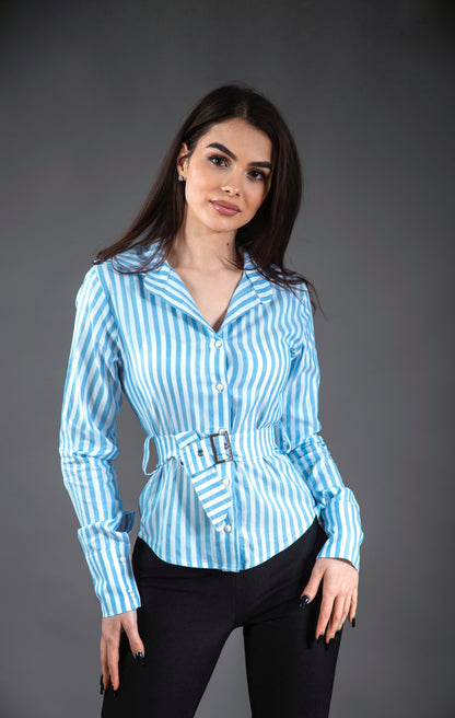Cămașă cu dungi și curea reglabilă cu cataramă argintie – alb cu albastru deschis