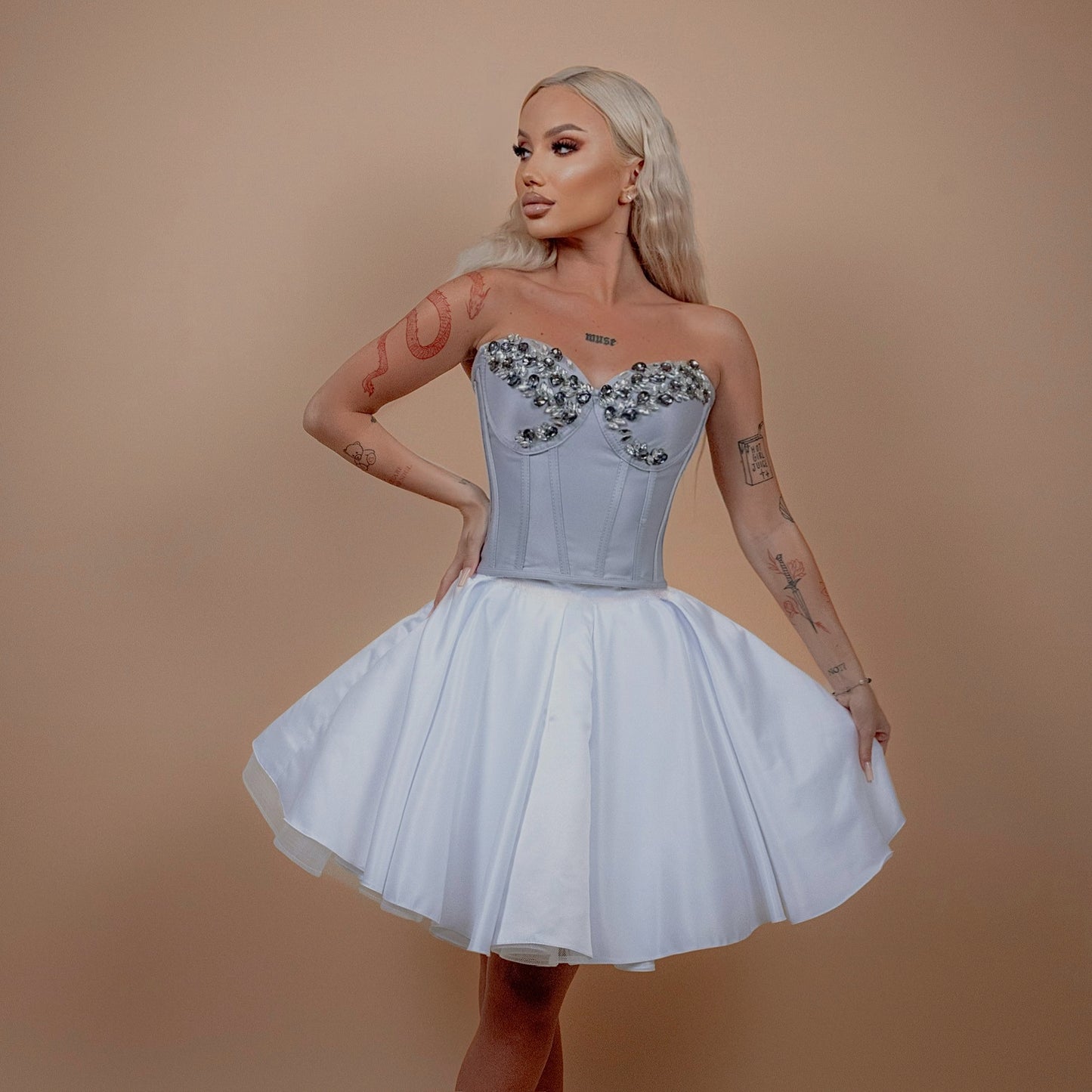 Rochie din 2 piese: corset cu diamante si fusta scurta - gri cu alb