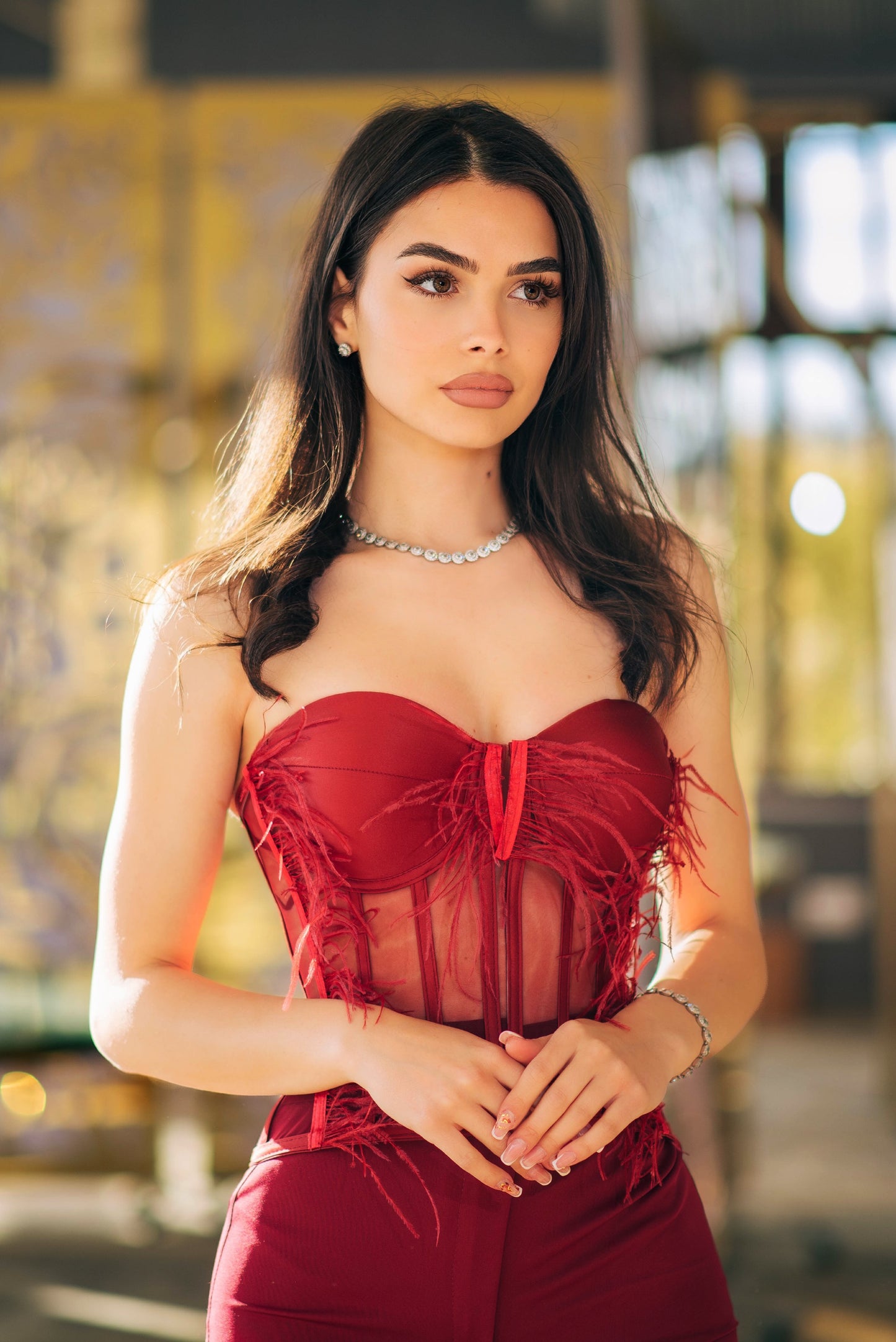 Corset cu pene și tul transparent – roșu