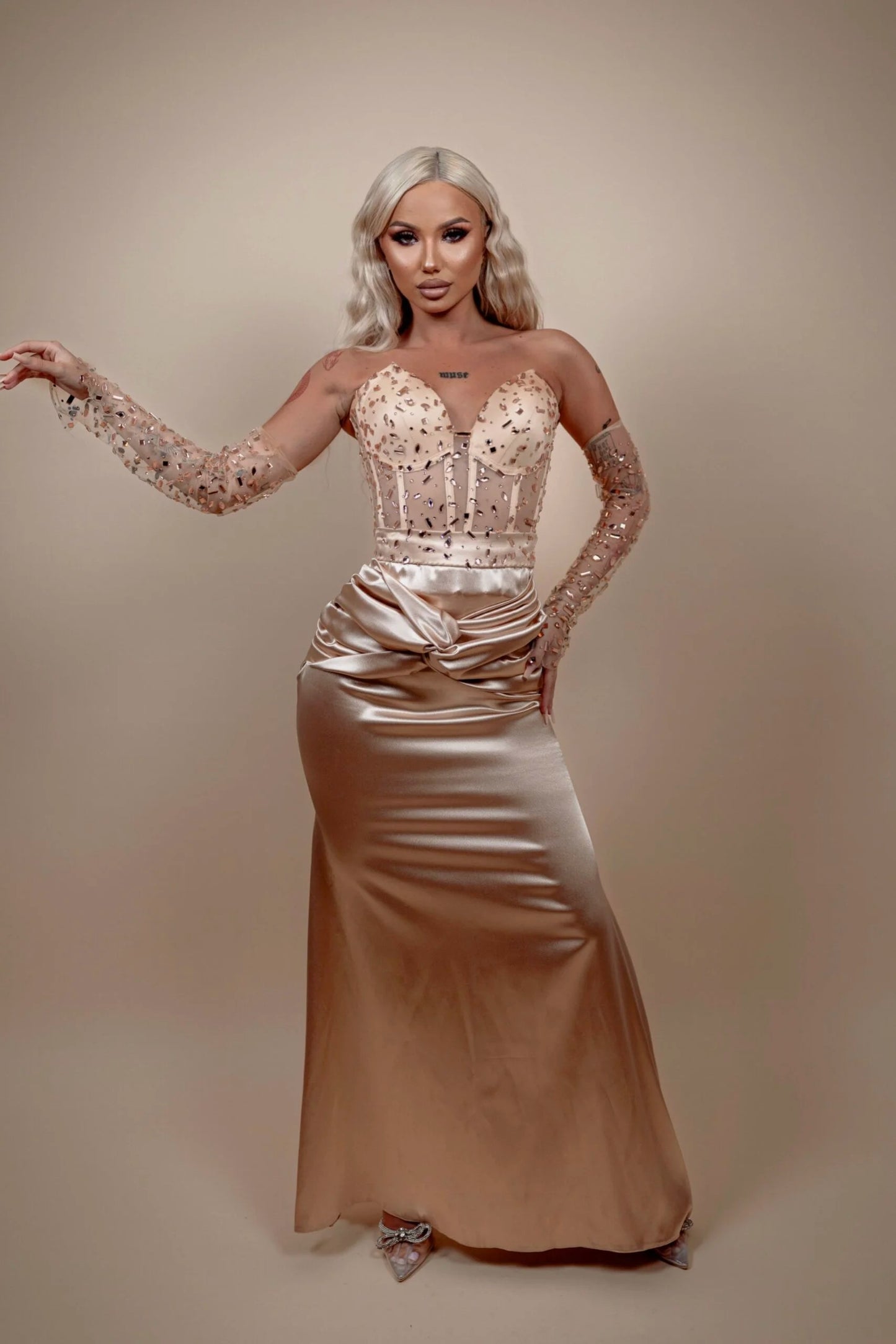 Rochie en 3 pièces : corset avec diamants, manuşi si fusta longa – crem 