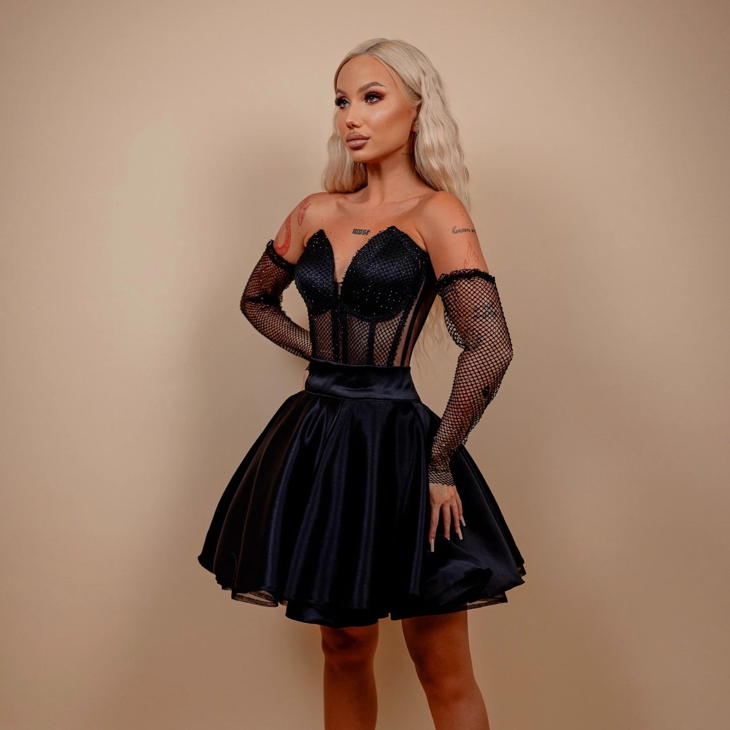 Rochie din 3 piese: corset, mănuși si fusta scurta – negru