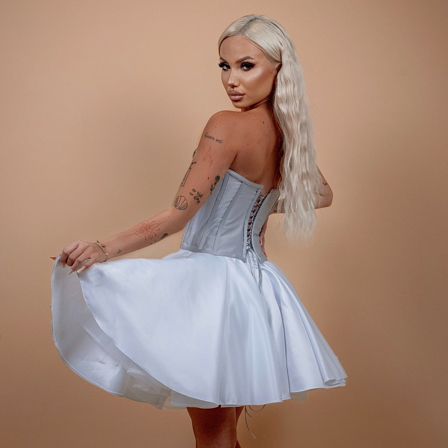 Rochie din 2 piese: corset cu diamante si fusta scurta - gri cu alb