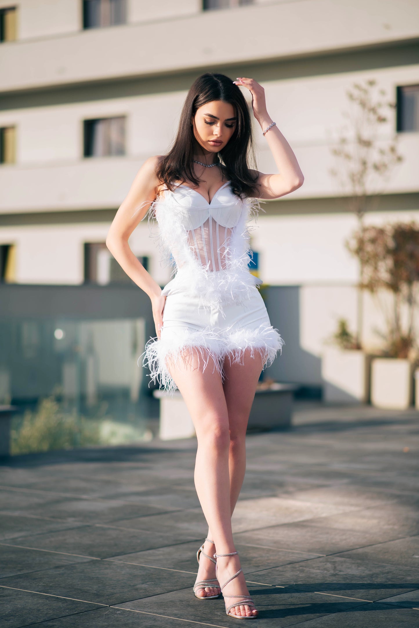 Compleu din 2 piese: corset cu pene și pantaloni scurți – alb
