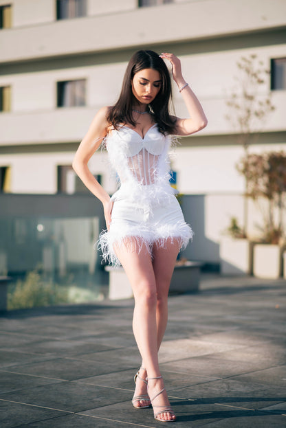 Compleu din 2 piese: corset cu pene și pantaloni scurți – alb