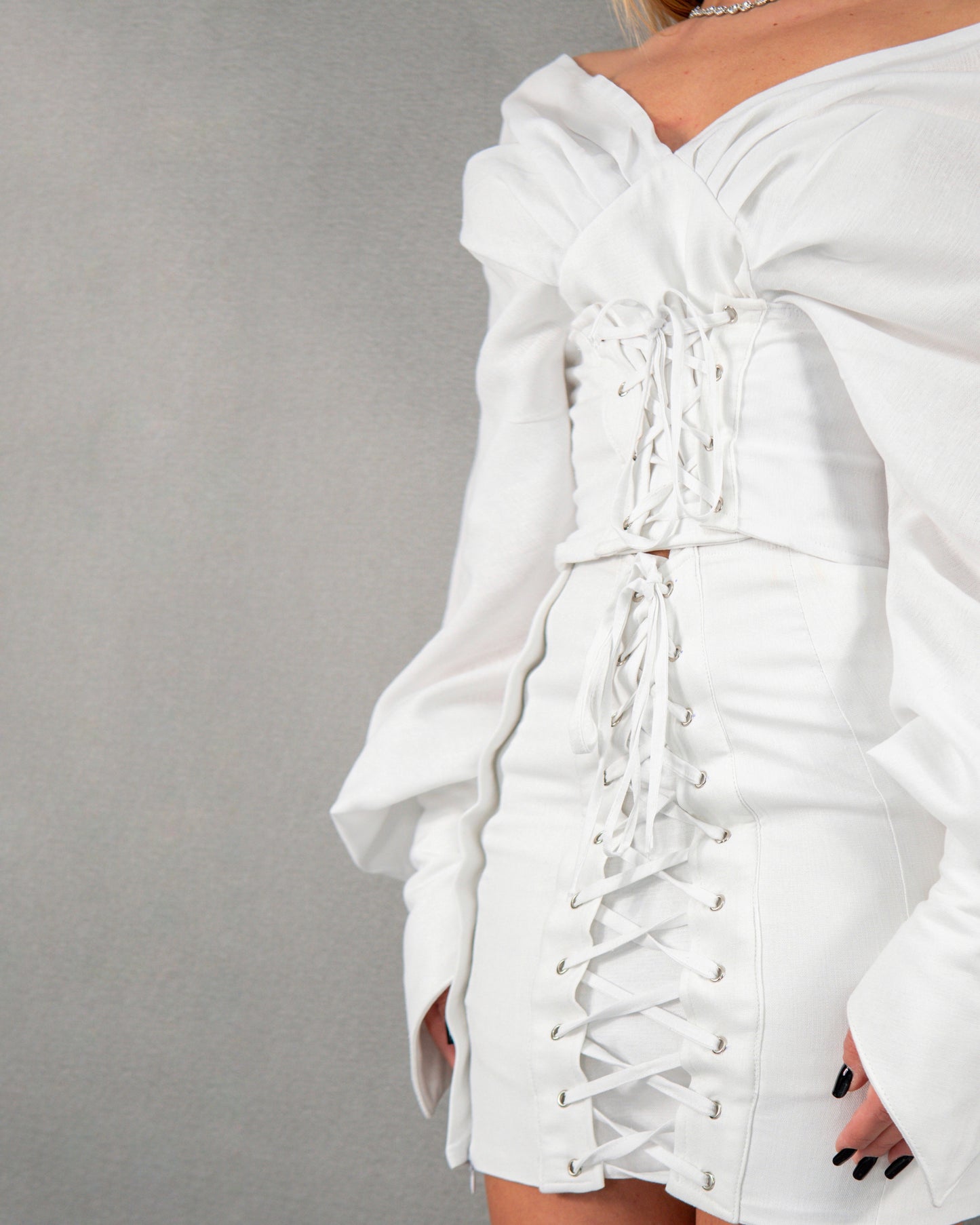 Compleu reglabil din 2 piese, bluză tip corset și fusta cu talie înaltă - alb