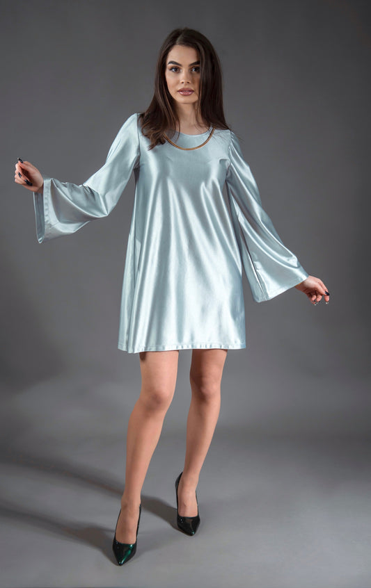 Rochie din satin cu lanț decorativ auriu la gât și mâneci lungi – gri