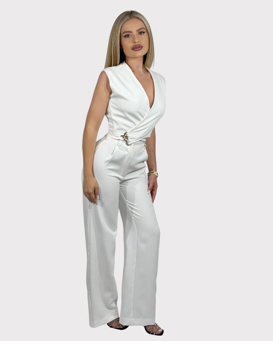 Compleu din 2 piese: top cu catarama argintie si pantaloni evazati - alb