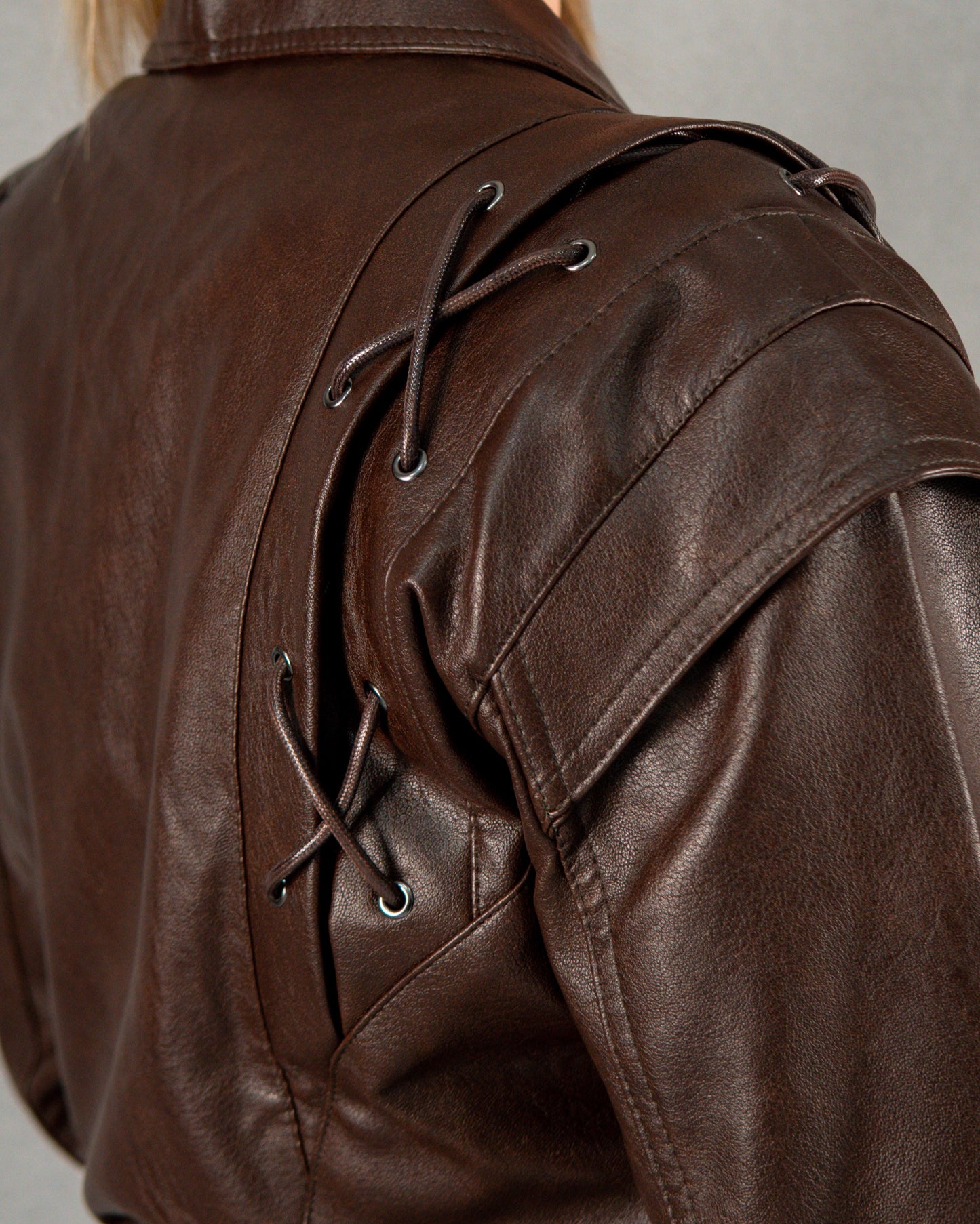 Geacă scurtă din piele cu împletituri - maro